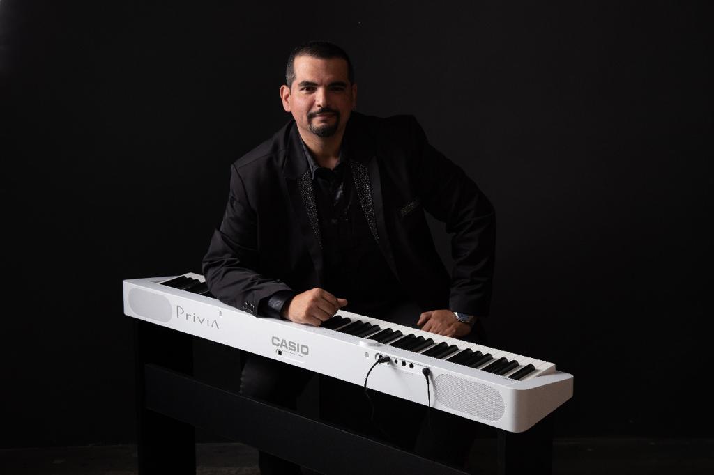 Marcelo Duarte tecladista em show ao vivo