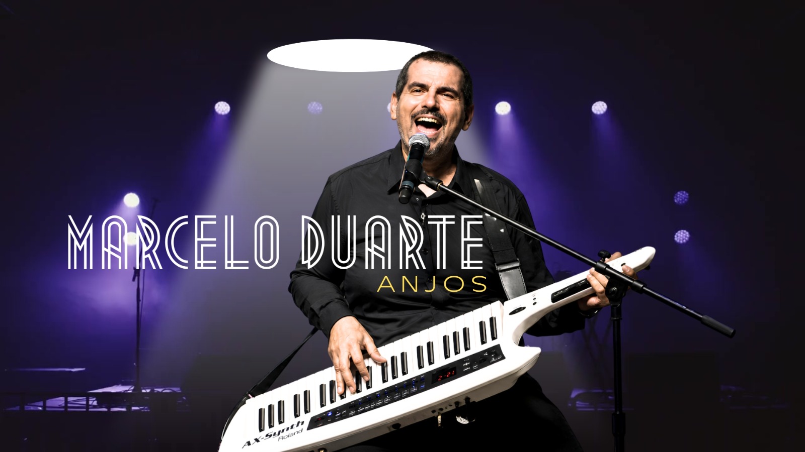 Marcelo Duarte Anjos de Resgate no show tocando keytar